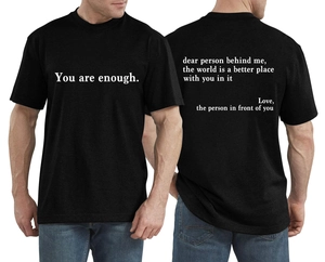 Vue détaillée avant et arrière d'un t-shirt en coton noir avec des citations inspirantes