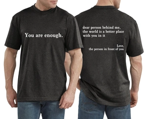 Détail d'un t-shirt gris en coton avec texte 'You are enough' et citation au dos du vêtement