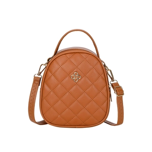 Petit sac rond en cuir PU matelassé marron avec boucle trèfle dorée et bandoulière