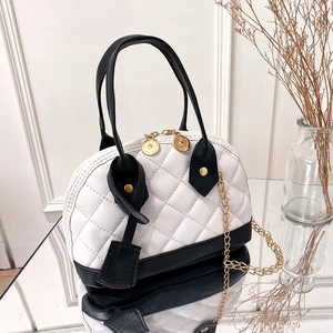 Sac à main matelassé bicolore noir et blanc en cuir avec bandoulière chaîne dorée
