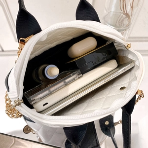 Sac coquille blanc matelassé avec compartiment intérieur spacieux et bandoulière