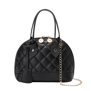 Sac à main matelassé noir avec bandoulière en chaîne dorée et poignée en cuir