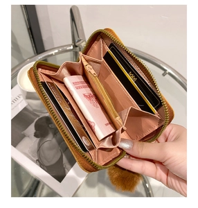 Portafoglio corto con zip, scomparti multi-card e ciondolo a pompon in tonalità giallo senape