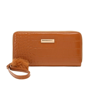 Long portefeuille marron gaufré crocodile avec barre dorée et pompon en peluche