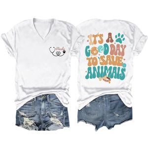 Détail de l'imprimé au dos du t-shirt avec le slogan It's A Good Day To Save Animals
