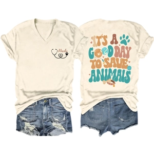 Détail du dos du t-shirt col V avec texte It's A Good Day To Save Animals et graphismes