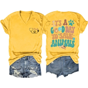 Vues avant et arrière du t-shirt jaune à col en V avec imprimé animalier et short en jean