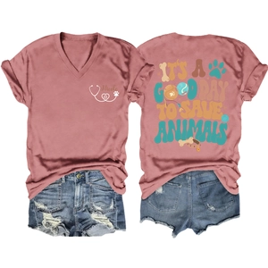 T-shirt rose poudré col V avec stéthoscope coeur et slogan de sauvetage des animaux