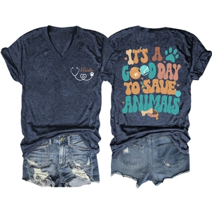 Détail du t-shirt bleu marine col en V avec imprimé It's A Good Day To Save Animals stylé