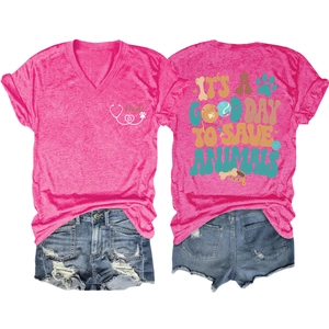 Détails recto verso du t-shirt rose à col en V avec imprimé It's A Good Day To Save