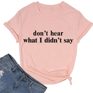 T-shirt in cotone rosa con scritte e pantaloncini di jeans effetto usurato