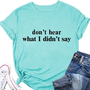 Dettaglio della t-shirt verde menta con stampa testuale nera e nodo ornamentale sul fondo