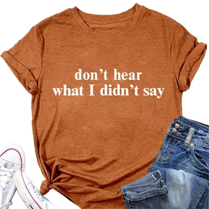 Dettaglio della t-shirt arancione bruciato con la stampa don't hear what I didn't say
