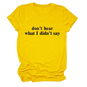 Dettaglio di una t-shirt in cotone giallo vivace con stampa slogan nera minimalista