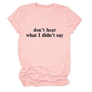 Dettaglio della t-shirt rosa a girocollo con stampa nera 'don't hear what I didn't say'