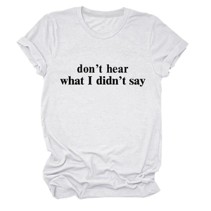 Dettaglio dello slogan nero don't hear what I didn't say su maglietta in cotone bianco