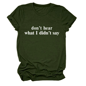Dettaglio della t-shirt verde scuro con stampa testuale e risvolto fisso sulla manica