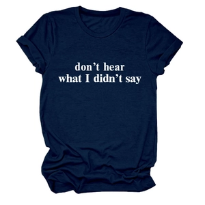Dettaglio della t-shirt in cotone blu scuro con la frase bianca don't hear what I didn't say