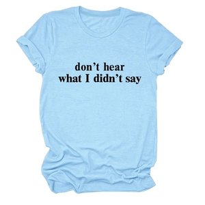 Dettaglio della maglietta girocollo celeste con lo slogan 'don't hear what I didn't say'