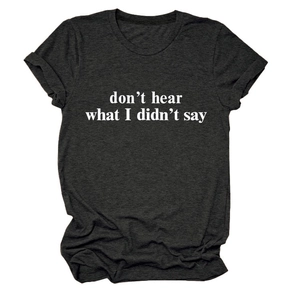 Dettaglio di una t-shirt in cotone grigio antracite con stampa 'Don’t hear what I didn’t say'