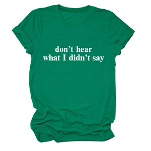 Dettaglio maglietta verde girocollo con scritta bianca 'don't hear what I didn't say'