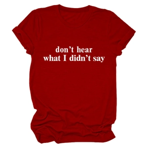 Dettaglio della tipografia bianca sul tessuto in cotone bordeaux della t-shirt