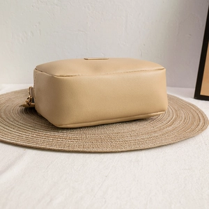 Elegante borsa a tracolla beige in pelle PU testurizzata con dettagli in metallo dorato