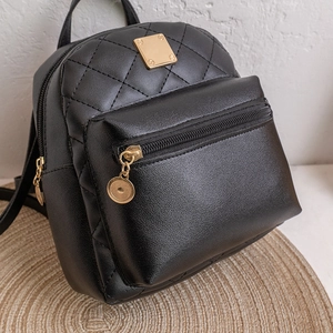 Mini sac à dos noir classique pour femmes avec broderie matelassée et fermetures éclair dorées