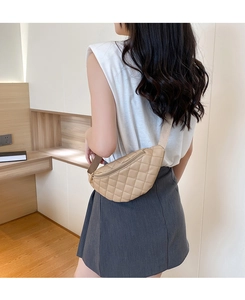 Detailansicht beige gesteppte Brusttasche mit V-Muster-Nähten und breitem Schultergurt