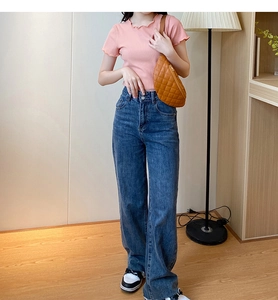 Nahaufnahme einer braunen gesteppten Brusttasche kombiniert mit einem rosa T-Shirt