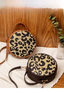Dettaglio di borse tonde in tela leopardata e pelle PU nei colori cammello e marrone