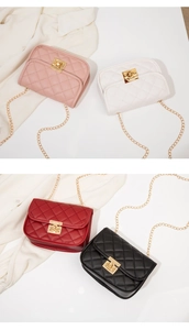 Détails de mini sacs matelassés avec fermoirs dorés en quatre couleurs tendance