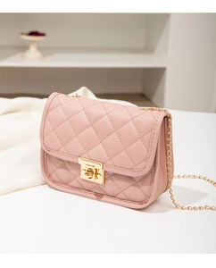 Détail du sac bandoulière rose matelassé avec fermoir doré et bandoulière chaîne