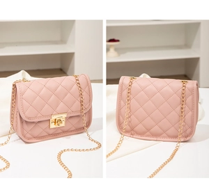 Vues détaillées avant et arrière d'un petit sac matelassé rose avec fermoir doré carré