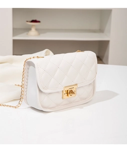 Détail du sac bandoulière matelassé blanc avec chaîne dorée et fermoir pivotant