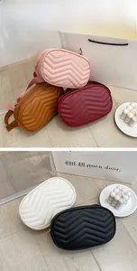 Détails de sacs banane matelassés à chevrons en plusieurs couleurs, rose, bordeaux et noir