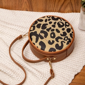 Borsa tonda con stampa leopardata, finiture in pelle marrone e logo dorato