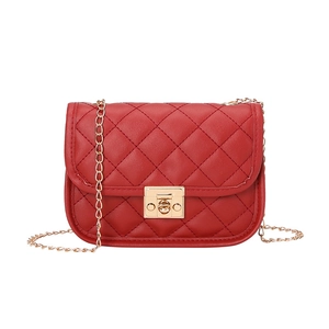 Sac bandoulière rouge matelassé avec chaîne dorée et fermoir pivotant métallique chic