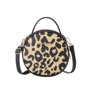 Borsa rotonda da donna con stampa leopardata, finiture in pelle nera e logo dorato