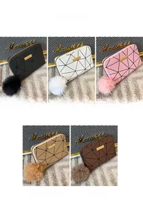 Détails des portefeuilles matelassés avec pompons en noir, blanc, rose, kaki et marron