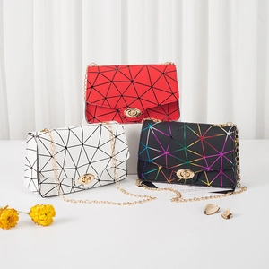 Tre borse a tracolla geometriche in rosso, bianco e nero iridato con catena e chiusura