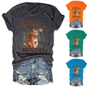 Dettagli della stampa gatto Quest Squad su t-shirt in grigio, arancione e verde