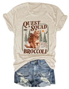 Dettaglio della stampa gatto Quest Squad su t-shirt in cotone beige con stile retrò