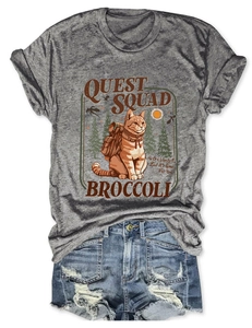 Dettaglio della stampa gatto Quest Squad su t-shirt grigia con finiture vintage
