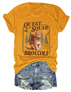 Dettaglio della maglietta giallo senape con stampa gatto e pantaloncini di jeans