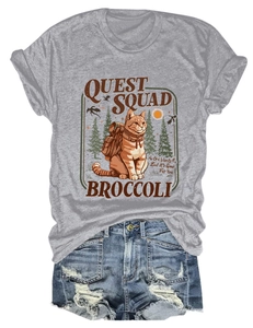 T-shirt grigia con stampa gatto Quest Squad e pantaloncini di jeans in posa