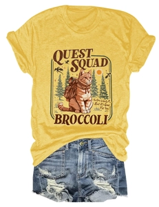Dettaglio della stampa gatto Quest Squad su t-shirt gialla e pantaloncini di jeans