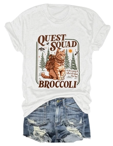 Dettaglio della stampa gatto Quest Squad su t-shirt bianca e shorts di jeans
