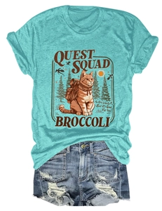 Dettaglio della stampa gatto Quest Squad e della trama denim usurata di questo completo