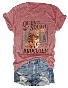 T-shirt con stampa gatto Quest Squad abbinata a pantaloncini di jeans strappati